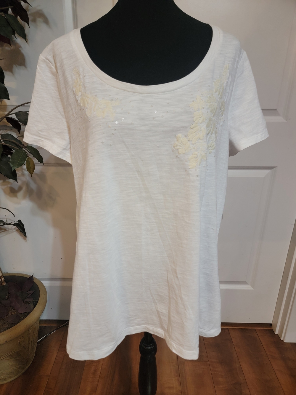 St. John's Bay White Short-Sleeve Scoop Neck Tee with Cream Floral Appliqué